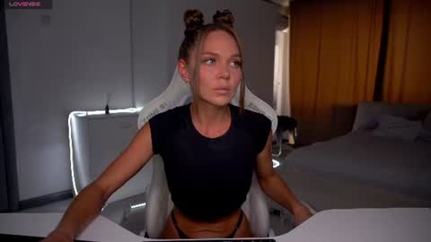 Evelina online show from June 25, 2026, 10:42 am