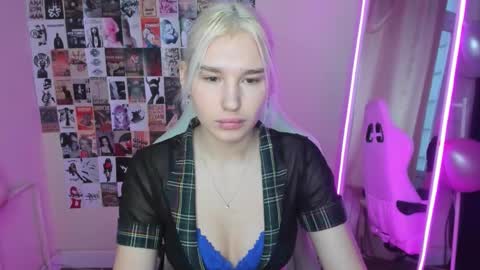 Evelina online show from December 23, 2025, 2:42 am
