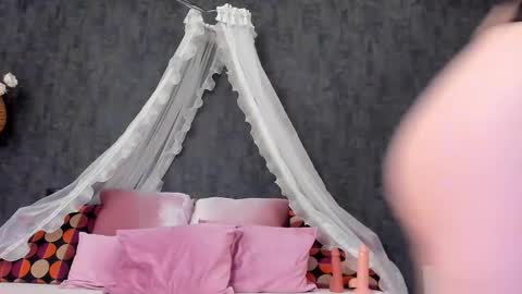 evellynereys online show from September 18, 2025, 3:19 am