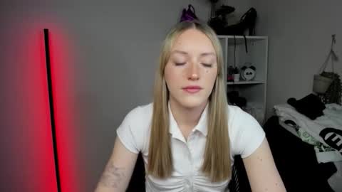 Snapshot of evelynblond chatting on April 17, 2026, 5:54 am evelynblond online show from April 17, 2026, 5:54 am