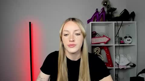 Snapshot of evelynblond chatting on May 4, 2026, 12:23 pm evelynblond online show from May 4, 2026, 12:23 pm