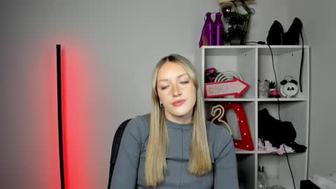 Snapshot of evelynblond chatting on May 11, 2026, 4:26 pm evelynblond online show from May 11, 2026, 4:26 pm