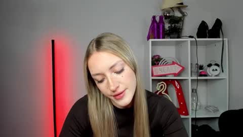 Snapshot of evelynblond chatting on May 15, 2026, 5:36 am evelynblond online show from May 15, 2026, 5:36 am