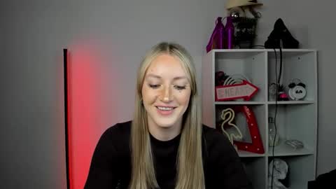Snapshot of evelynblond chatting on May 22, 2026, 12:33 pm evelynblond online show from May 22, 2026, 12:33 pm