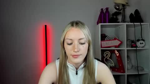Snapshot of evelynblond chatting on May 26, 2026, 12:34 pm evelynblond online show from May 26, 2026, 12:34 pm