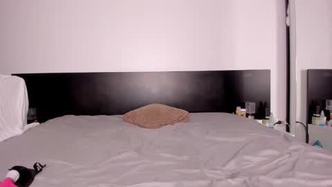 Evelyne online show from October 1, 2025, 9:54 pm