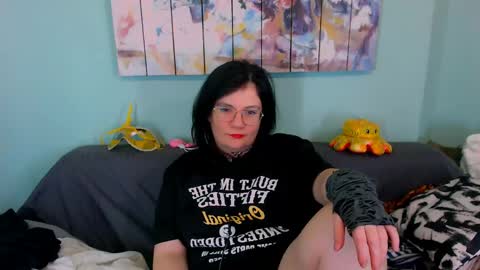 Everly online show from April 19, 2026, 6:10 pm