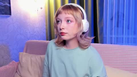 Snapshot of eves_eyes chatting on October 21, 2025, 11:22 am Forget me not eve on CB online show from October 21, 2025, 11:22 am