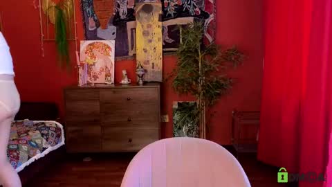 Snapshot of evi_brook chatting on May 20, 2026, 12:33 pm evi_brook online show from May 20, 2026, 12:33 pm
