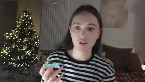 evi_woow online show from December 17, 2025, 8:59 pm