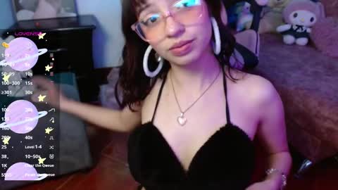 Snapshot of evie_cloud chatting on October 6, 2025, 9:34 pm Evie Cloud online show from October 6, 2025, 9:34 pm