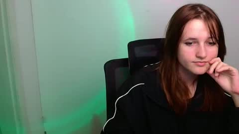 Snapshot of evie_leee chatting on November 7, 2025, 2:06 pm Evie online show from November 7, 2025, 2:06 pm