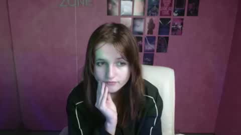 Snapshot of evie_leee chatting on November 9, 2025, 6:33 am Evie online show from November 9, 2025, 6:33 am