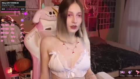 Snapshot of evie_rosen chatting on October 29, 2025, 10:44 pm Evie online show from October 29, 2025, 10:44 pm