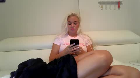 Snapshot of evillers1 chatting on December 14, 2024, 1:17 am Badblondebunny online show from December 14, 2024, 1:17 am