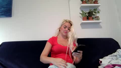 Snapshot of evillers1 chatting on December 31, 2024, 12:32 am Badblondebunny online show from December 31, 2024, 12:32 am
