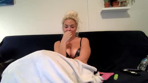 Snapshot of evillers1 chatting on January 5, 2025, 3:53 am Badblondebunny online show from January 5, 2025, 3:53 am
