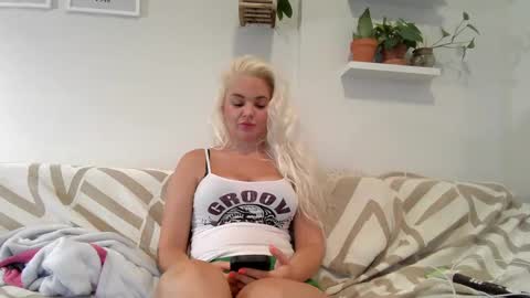 Snapshot of evillers1 chatting on January 22, 2025, 10:05 pm Badblondebunny online show from January 22, 2025, 10:05 pm