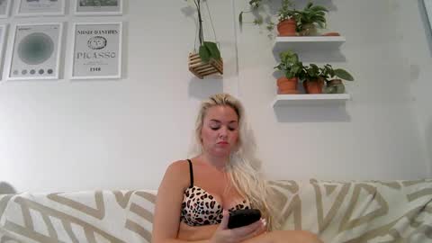 Snapshot of evillers1 chatting on February 24, 2025, 10:58 pm Badblondebunny online show from February 24, 2025, 10:58 pm