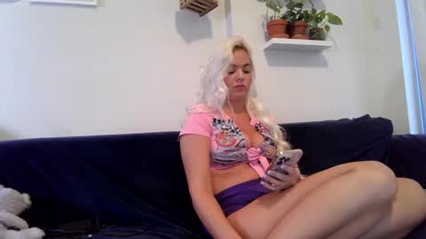 Snapshot of evillers1 chatting on September 28, 2025, 10:48 pm Badblondebunny online show from September 28, 2025, 10:48 pm