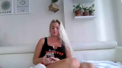 Snapshot of evillers1 chatting on October 3, 2025, 9:01 pm Badblondebunny online show from October 3, 2025, 9:01 pm