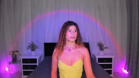 Snapshot of evoletbee chatting on November 19, 2025, 12:27 pm Evolet online show from November 19, 2025, 12:27 pm