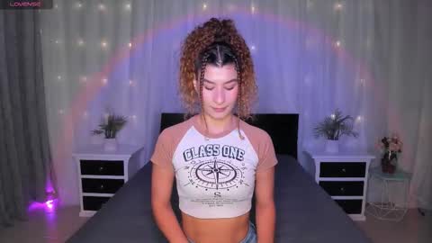 Snapshot of evoletbee chatting on December 5, 2025, 1:20 pm Evolet online show from December 5, 2025, 1:20 pm