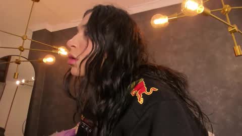 EVOLETTE ANGELS online show from November 11, 2025, 6:08 pm