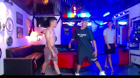 extrangers online show from January 5, 2026, 5:27 pm