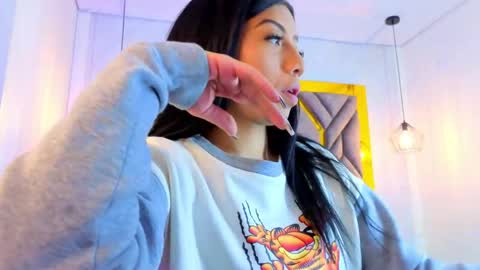 Snapshot of ey_im_simone_ chatting on May 25, 2026, 12:11 pm online show from May 25, 2026, 12:11 pm