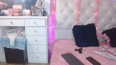 eyes_moonn online show from November 17, 2025, 11:16 am