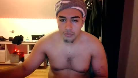 ezzteban935 online show from April 17, 2026, 2:14 am