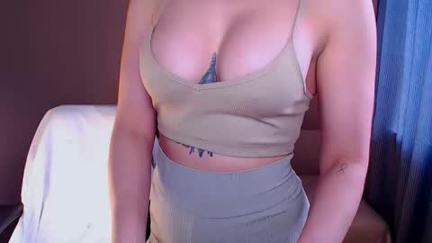 Elli  online show from September 19, 2025, 1:45 pm