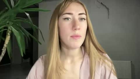 fairy_face online show from September 13, 2025, 6:29 pm