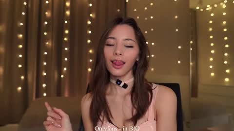 Kaori online show from December 4, 2025, 7:44 pm