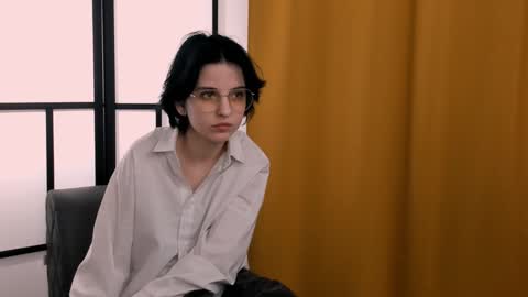 Mia online show from December 1, 2024, 4:29 pm