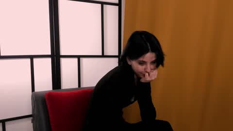 Mia online show from December 3, 2024, 1:32 pm