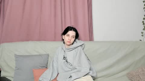 Mia online show from December 6, 2024, 7:32 am