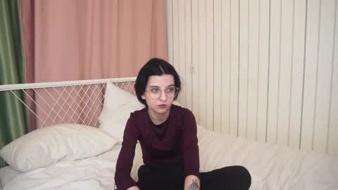 Mia online show from December 9, 2024, 7:50 am