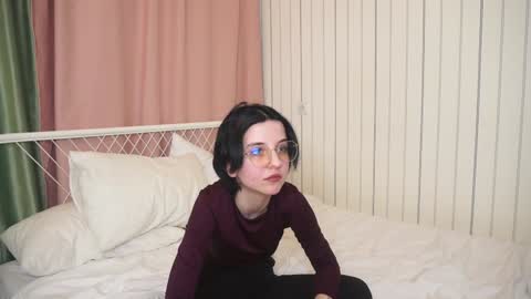 Mia online show from December 9, 2024, 10:54 am