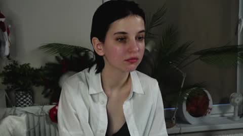 Mia online show from December 27, 2024, 11:17 am