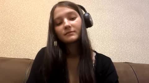 Aurora 18yo online show from November 21, 2025, 9:19 am