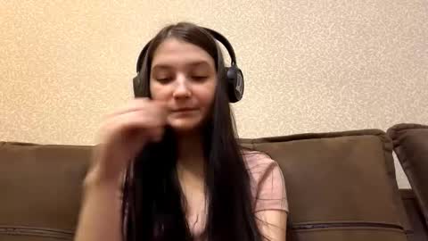 Aurora 18yo online show from December 23, 2025, 9:18 am