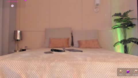 welcome to my world  online show from September 26, 2025, 10:47 pm