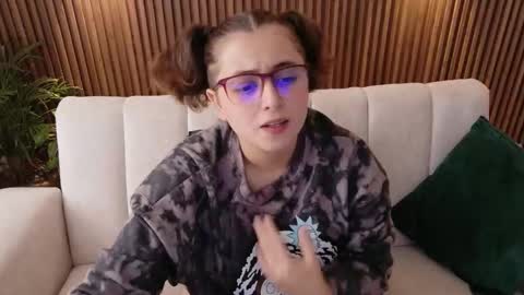 Feelena online show from November 30, 2025, 6:01 pm