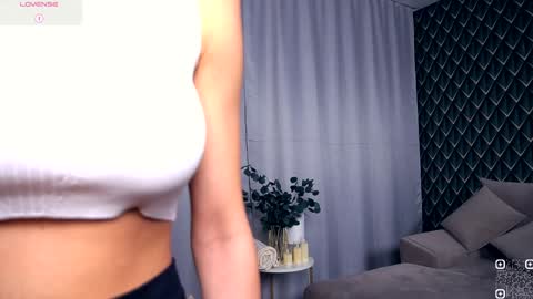 Snapshot of felissiany chatting on November 10, 2025, 4:22 am Hello im Nova online show from November 10, 2025, 4:22 am