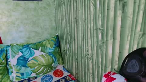 feminine_tsx online show from January 26, 2025, 5:44 pm