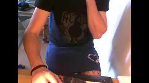 fifi010203 online show from April 24, 2026, 8:39 am