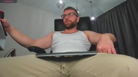 FindomGuyXXX online show from November 18, 2025, 4:33 pm