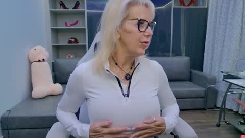 Snapshot of fitcougarcb chatting on February 17, 2026, 6:58 pm Bianca online show from February 17, 2026, 6:58 pm